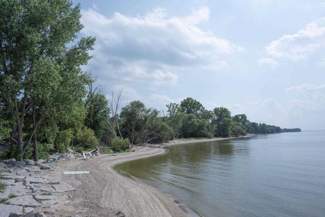 4061 NICOLET ROAD, Green Bay, WI 54311