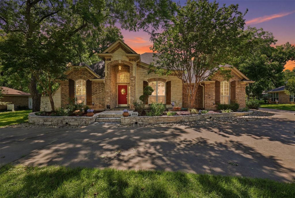 8904 Woodlawn Drive, Granbury, TX 76049