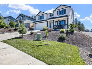 228 ROCKCREST Dr, Lowell, OR 97452