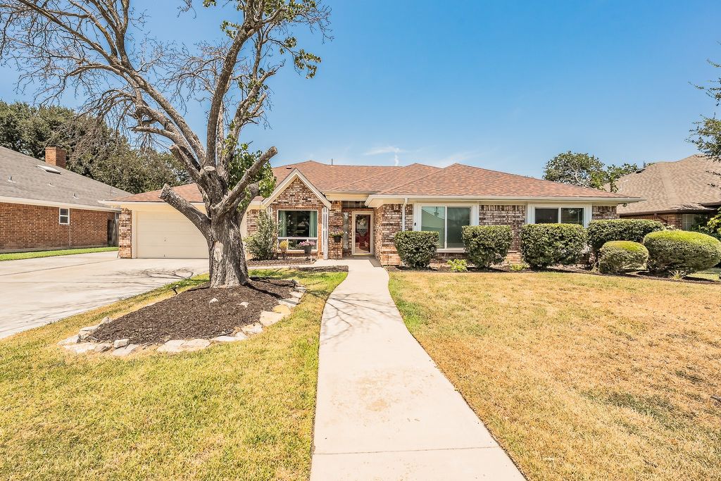 8429 Stephanie Drive, North Richland Hills, TX 76182