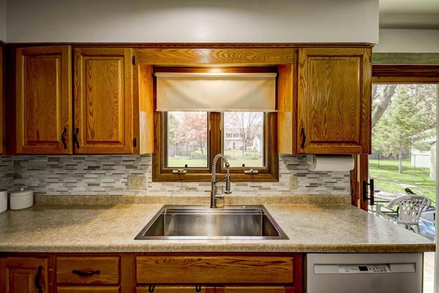 1235 S WESTHAVEN DRIVE, Oshkosh, WI 54904