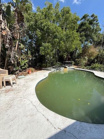 1700 COUNTRY CLUB ROAD N, St Petersburg, FL 33710