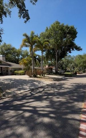 1700 COUNTRY CLUB ROAD N, St Petersburg, FL 33710