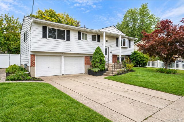 9 Thorman Lane, North Babylon, NY 11703