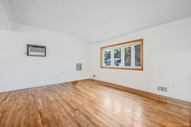 9 Thorman Lane, North Babylon, NY 11703