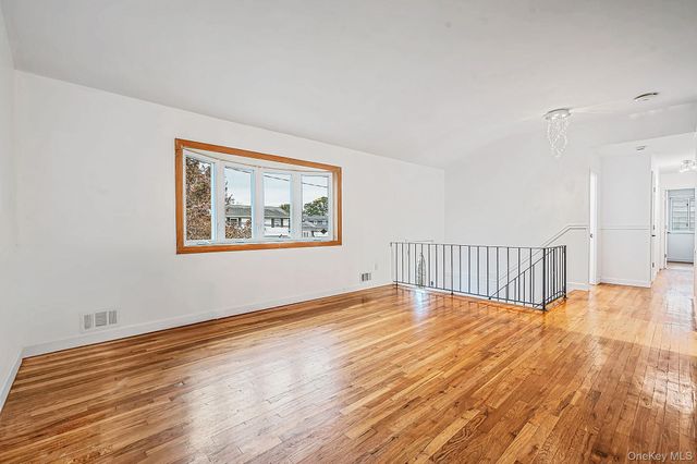 9 Thorman Lane, North Babylon, NY 11703