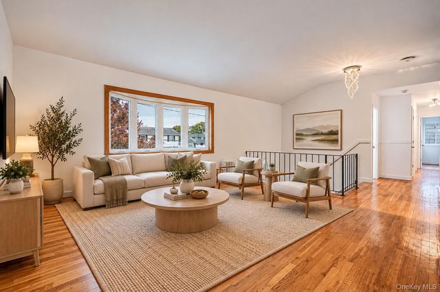 9 Thorman Lane, North Babylon, NY 11703