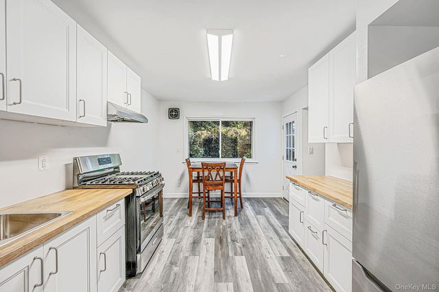 9 Thorman Lane, North Babylon, NY 11703