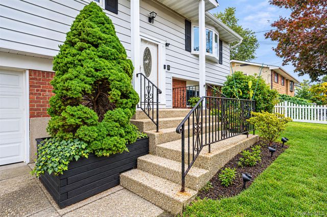 9 Thorman Lane, North Babylon, NY 11703