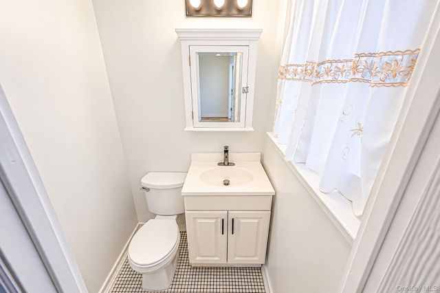 9 Thorman Lane, North Babylon, NY 11703