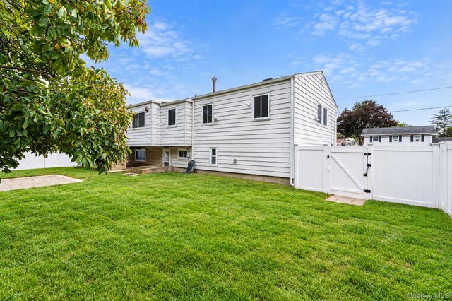 9 Thorman Lane, North Babylon, NY 11703