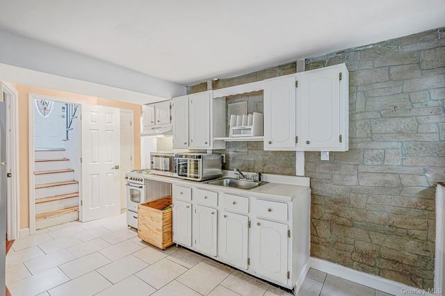 9 Thorman Lane, North Babylon, NY 11703