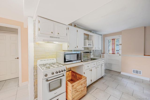 9 Thorman Lane, North Babylon, NY 11703