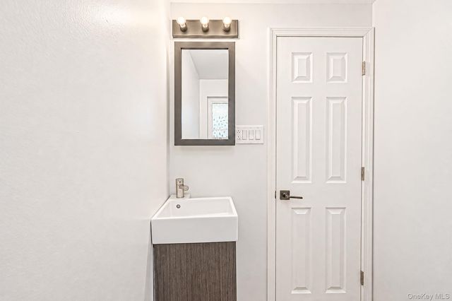 9 Thorman Lane, North Babylon, NY 11703