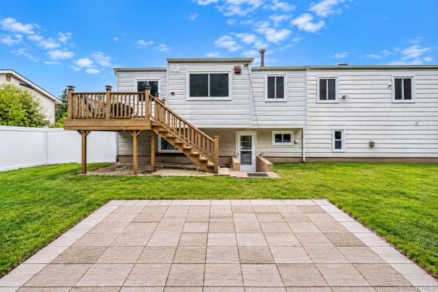 9 Thorman Lane, North Babylon, NY 11703