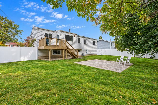 9 Thorman Lane, North Babylon, NY 11703