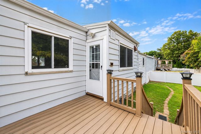 9 Thorman Lane, North Babylon, NY 11703