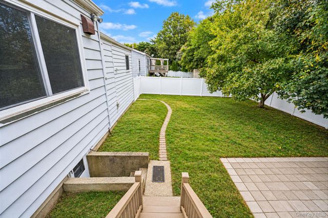 9 Thorman Lane, North Babylon, NY 11703