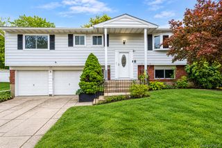 9 Thorman Lane, North Babylon, NY 11703