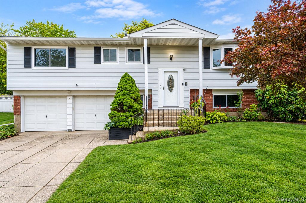 9 Thorman Lane, North Babylon, NY 11703