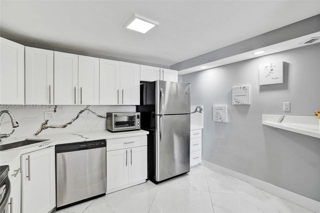 2750 NE 183rd St 2412, Aventura, FL 33160