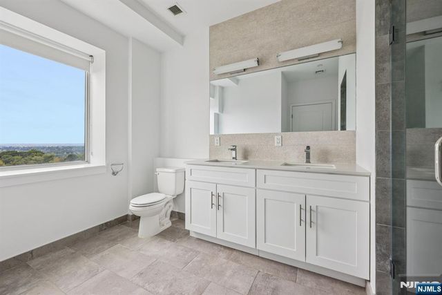 2 Executive Drive 821, Fort Lee, NJ 07024