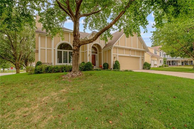 6812 haskins Street, Shawnee, KS 66216