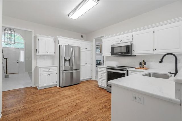 6812 haskins Street, Shawnee, KS 66216