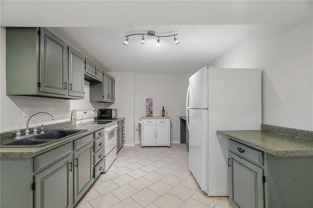 6812 haskins Street, Shawnee, KS 66216
