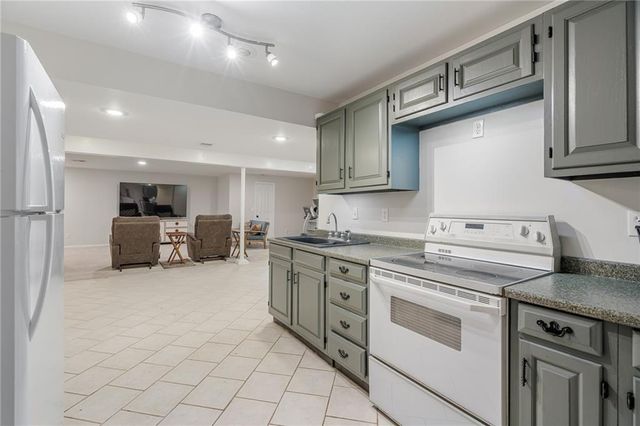 6812 haskins Street, Shawnee, KS 66216