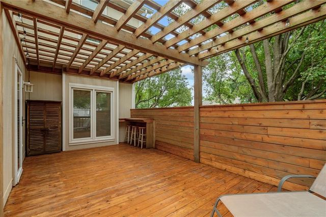6812 haskins Street, Shawnee, KS 66216