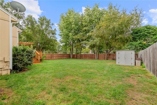 6812 haskins Street, Shawnee, KS 66216