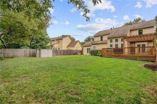 6812 haskins Street, Shawnee, KS 66216