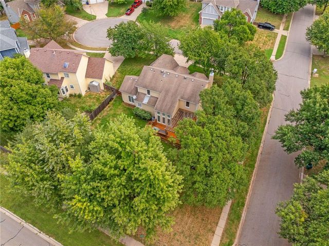 6812 haskins Street, Shawnee, KS 66216
