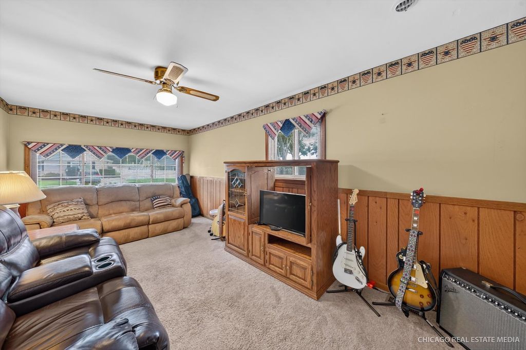 543 Germaine Lane, Elk Grove Village, IL 60007 — photo 2