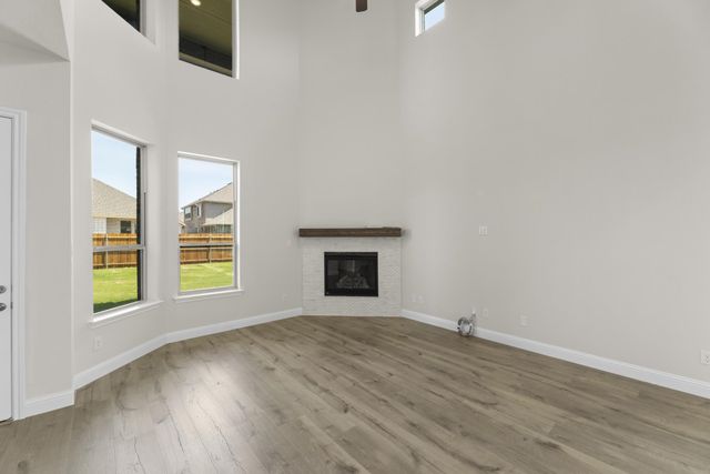 1046 Fleetwood Drive, Justin, TX 76247