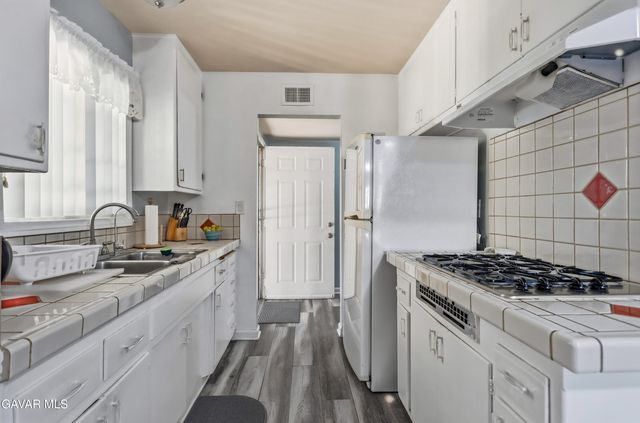 11474 Gladstone Avenue, Sylmar, CA 91342