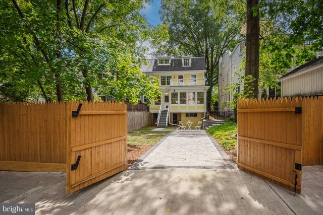 3933 LIVINGSTON ST NW, Washington, DC 20015