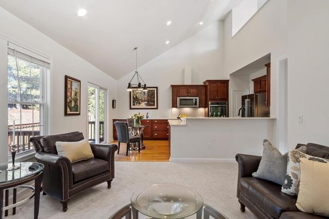 35 Greenside Ln 35, Acton, MA 01720