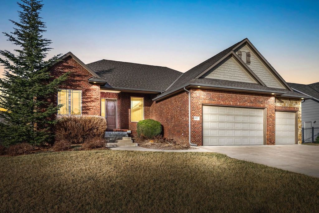 821 N Fairoaks Ct, Andover, KS 67002