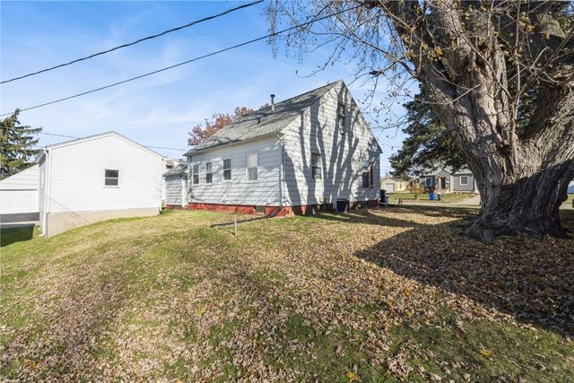 3718 C Ave NE, Cedar Rapids, IA 52402