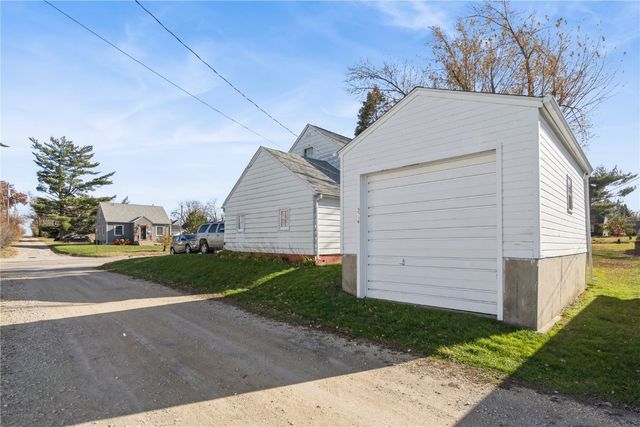 3718 C Ave NE, Cedar Rapids, IA 52402