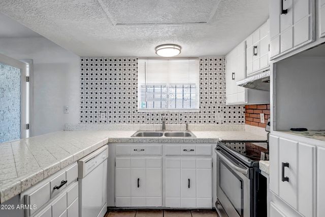 6433 W CATALINA Drive, Phoenix, AZ 85033