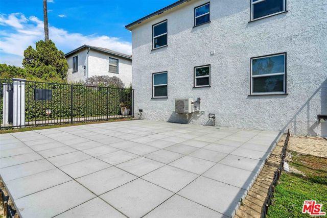 11575 Riverside Drive, Valley Village, CA 91602