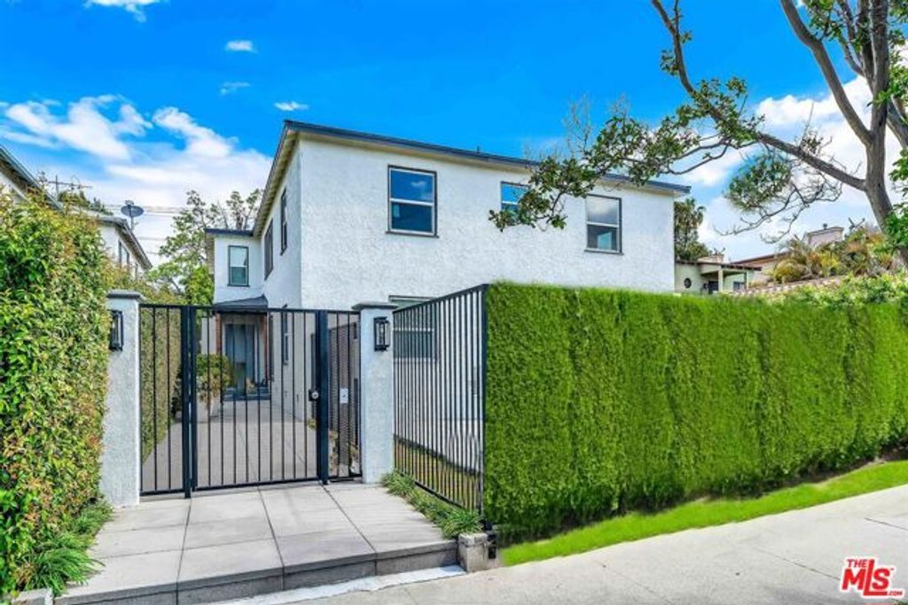 11575 Riverside Drive, Valley Village, CA 91602