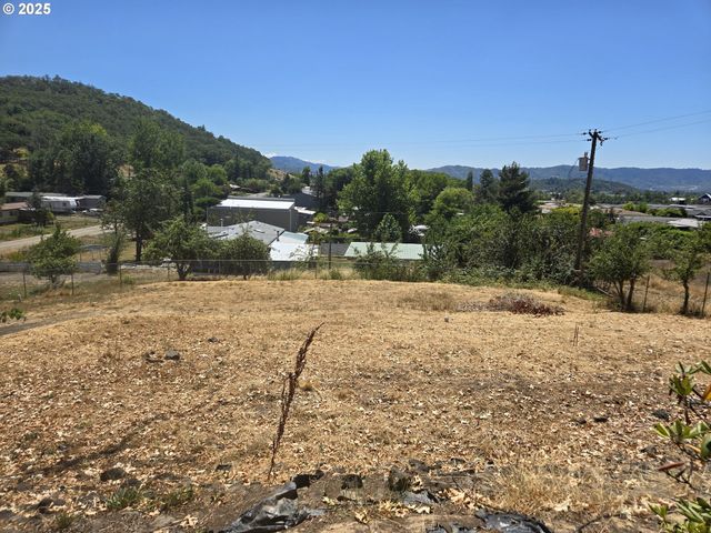 132 OAK TREE Rd, Roseburg, OR 97470