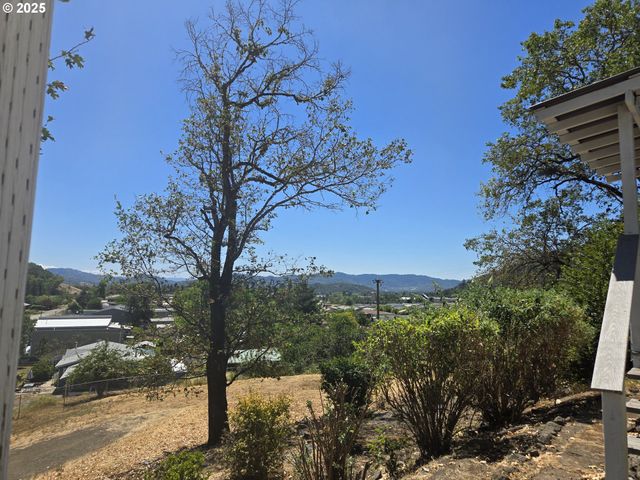 132 OAK TREE Rd, Roseburg, OR 97470