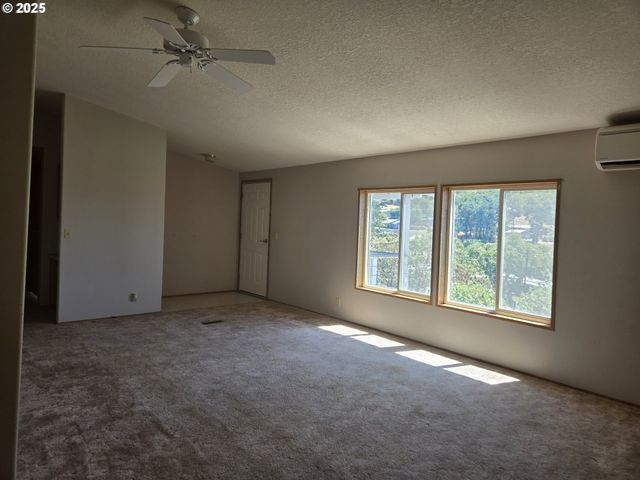 132 OAK TREE Rd, Roseburg, OR 97470