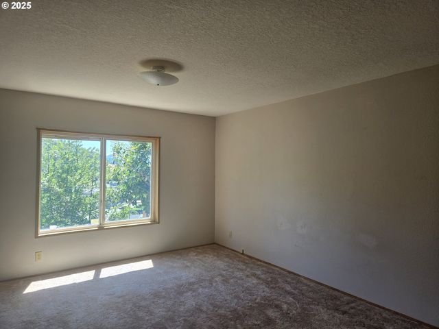 132 OAK TREE Rd, Roseburg, OR 97470