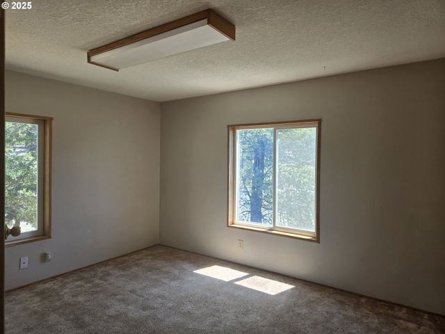132 OAK TREE Rd, Roseburg, OR 97470